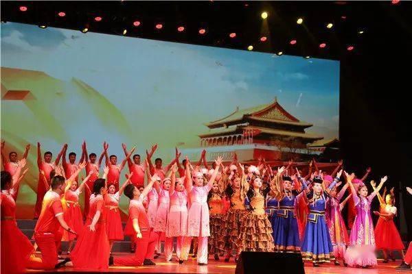 探秘吉鹿力问答社区,发现更多个子很高的女士适合穿吊带碎花裙吗?乐趣!